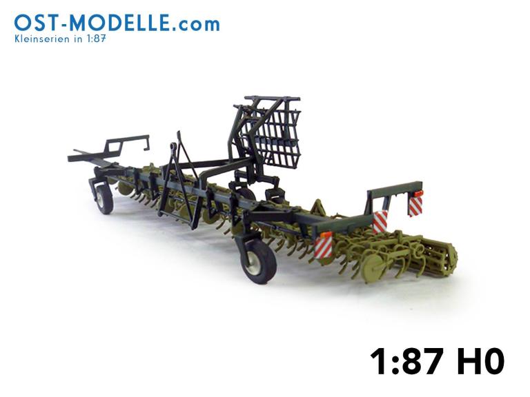 Koppelwagen T890 A01 Bodenbearbeitung 2 Feingrubber B231 Transportstellung siena